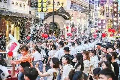 “火箭游”“毕业游”“暑期游”叠加 “社交”便利让年轻人爱上火车和跟团“玩”