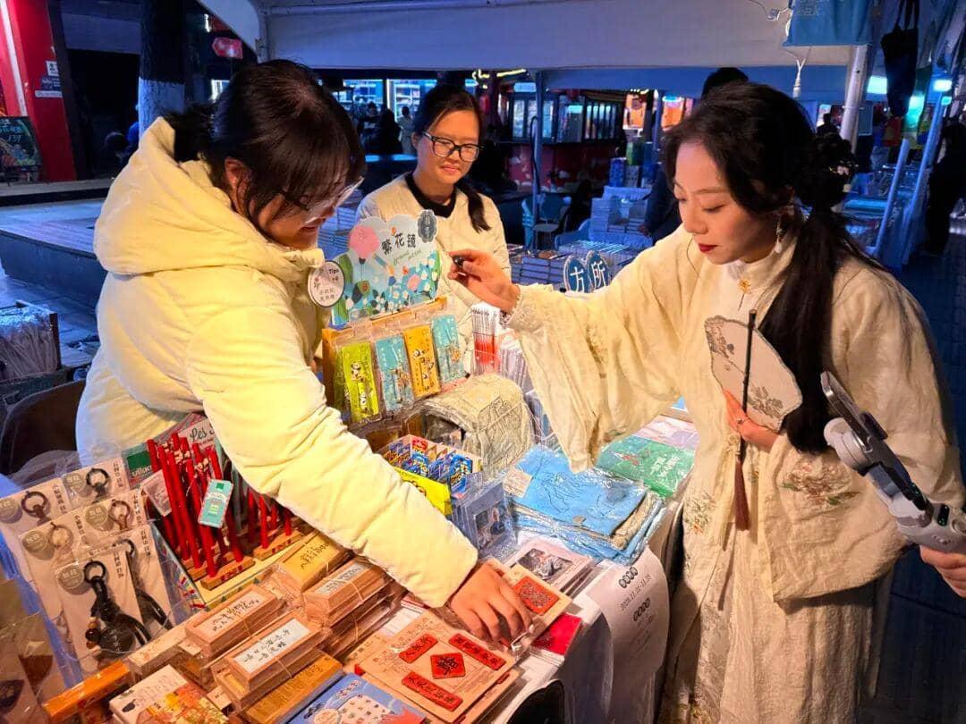 全国首家365天常态化旧书巷亮相夫子庙 小雪节气启幕金陵书香盛宴