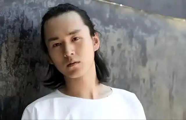 陪玩陪睡已过时！拳头塞嘴、集体开嫖、戚薇遭殃，阴暗面彻底曝光