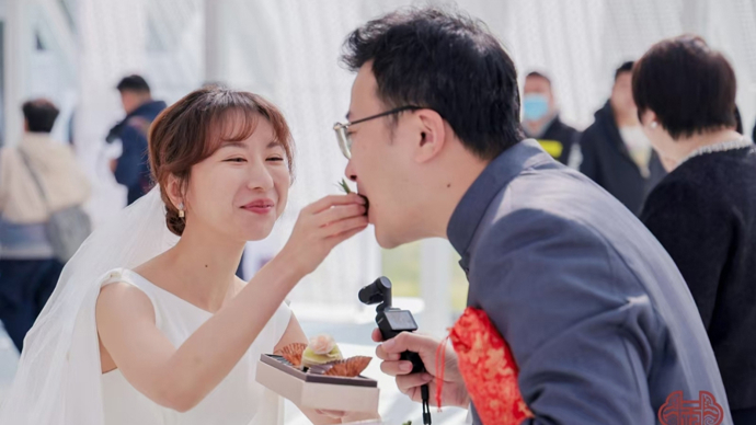 这个“甜蜜地标”又上新，领证的他们说“继续相信爱情”