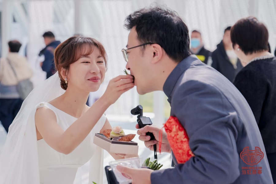 这个“甜蜜地标”又上新，领证的他们说“继续相信爱情”