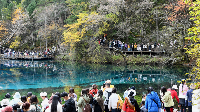 上观时评 丨秋假撞上免门票，“人挤人”有招吗