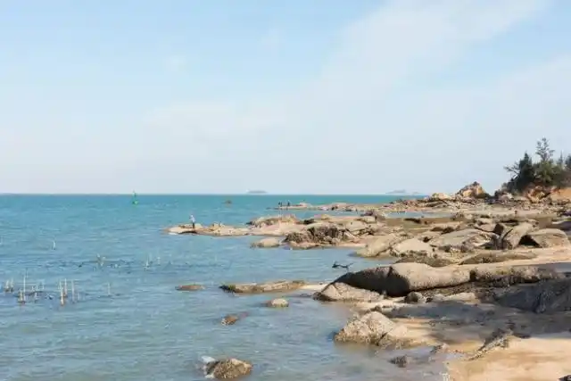 “火炉城市”游客争相到海滨避暑！三亚、厦门、海口等热门海滨城市旅游订单反超疫前三成