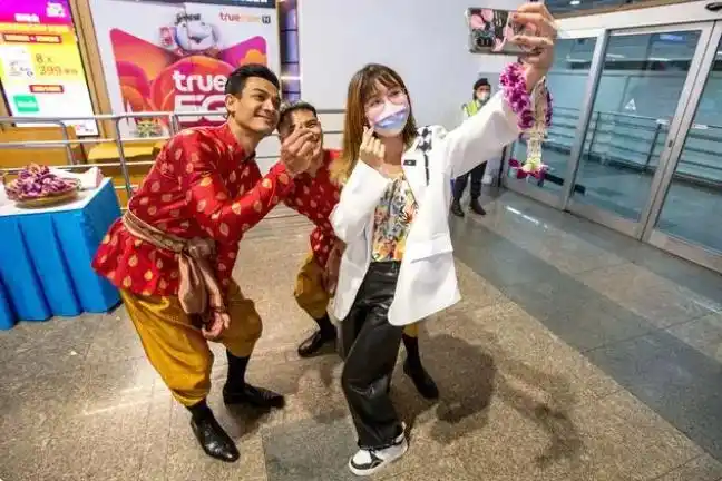 出境游火爆重启！多条航线票价降至千元以内，这些国家免签