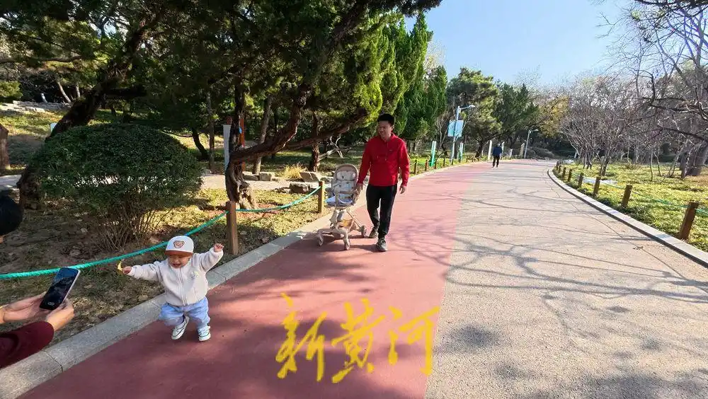 济南泉城公园新建2.4公里环形步道，如红色绸带串联起各个景点