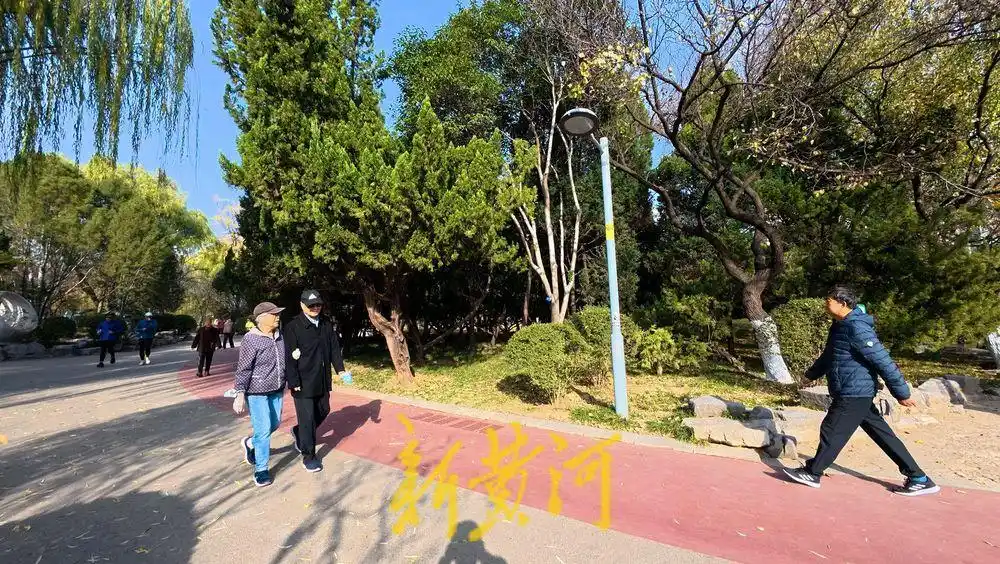 济南泉城公园新建2.4公里环形步道，如红色绸带串联起各个景点