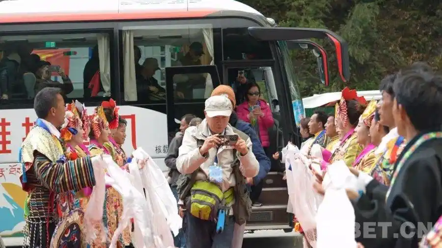 沪藏携手共推西藏冬季旅游 上海援藏包机畅游亚东