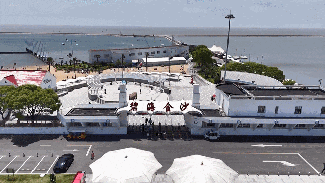 来碧海金沙过个悠闲周末，旅游日半价优惠吸引市民游客踏浪游玩丨中国旅游日