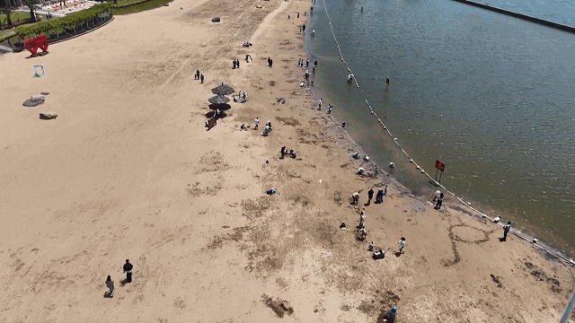 来碧海金沙过个悠闲周末，旅游日半价优惠吸引市民游客踏浪游玩丨中国旅游日