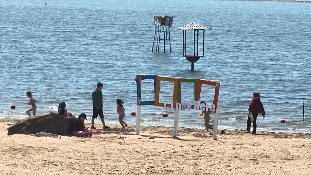 来碧海金沙过个悠闲周末，旅游日半价优惠吸引市民游客踏浪游玩丨中国旅游日