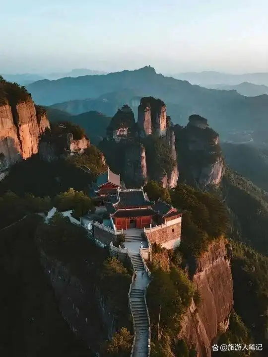 悬于悬崖的千年奇迹，国内最险的八大寺庙：这些寺庙之所以千年不倒