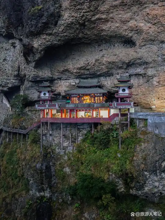 悬于悬崖的千年奇迹，国内最险的八大寺庙：这些寺庙之所以千年不倒