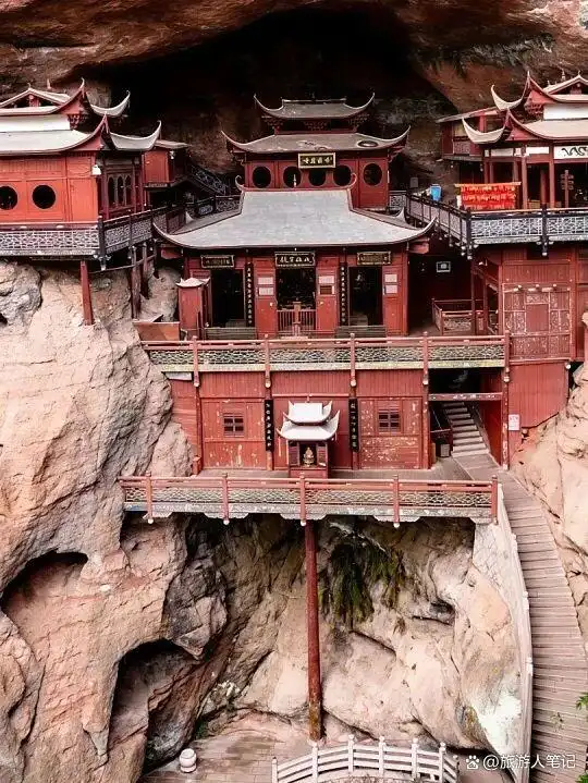 悬于悬崖的千年奇迹，国内最险的八大寺庙：这些寺庙之所以千年不倒