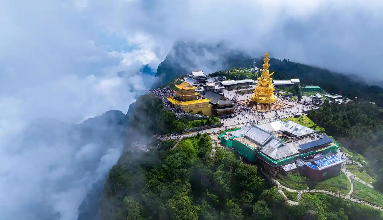 峨眉山A公告：持500股及以上股东可免景区、索道门票，随行家属享半价