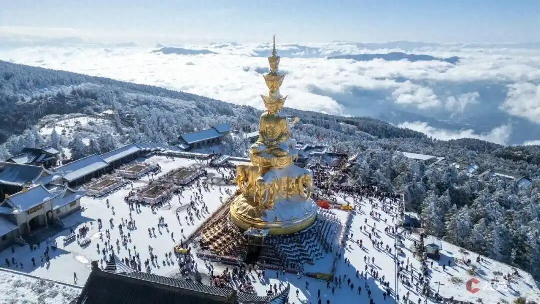 峨眉山A：个人股东持500股以上，景区门票索道温泉全免，随行人员五折