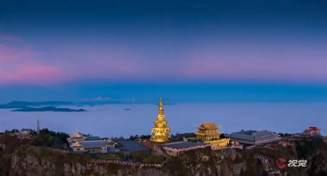 峨眉山A：个人股东持500股以上，景区门票索道温泉全免，随行人员五折