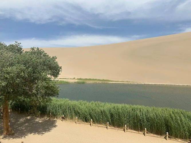 月牙丰满！中国“沙漠第一泉”迎水深水域20余年最大值