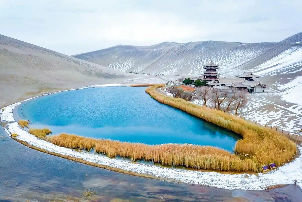 甘肃敦煌：雪落大漠景如画