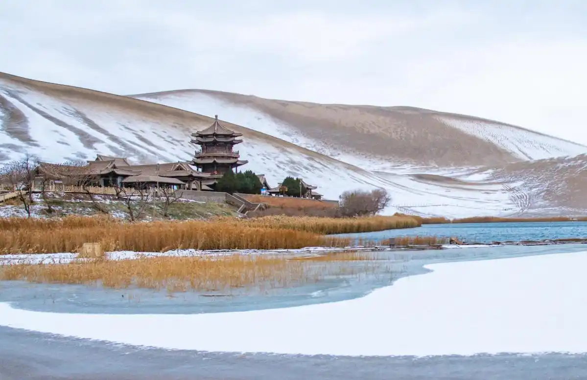 甘肃敦煌：雪落大漠景如画