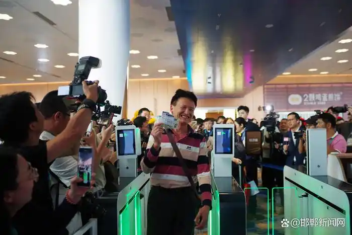 见证历史：东航C919航班完成白云机场T3首飞