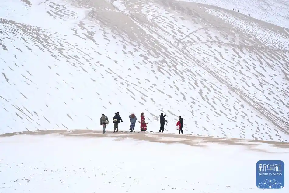 「中央媒体看甘肃」甘肃敦煌：雪润鸣沙 月泉如画