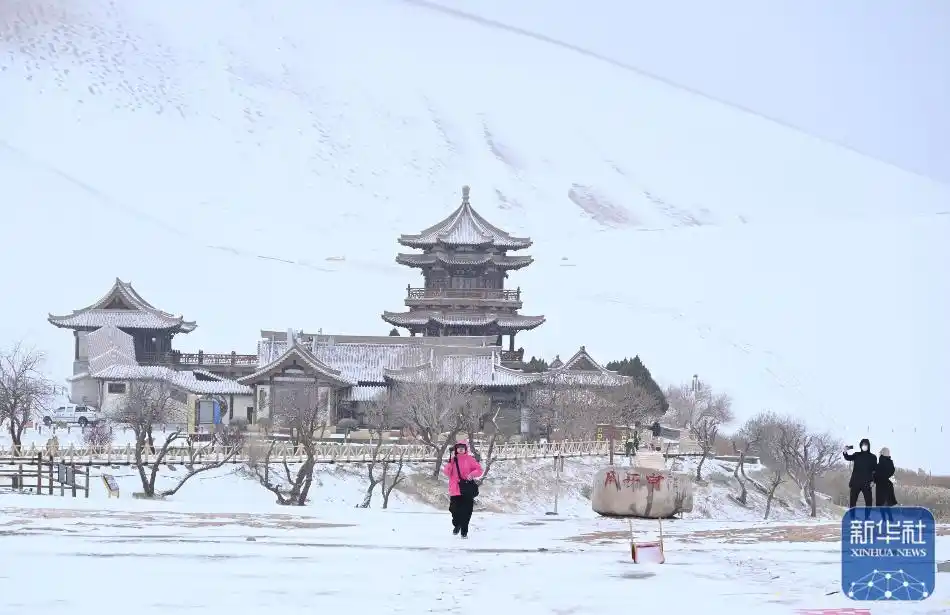 「中央媒体看甘肃」甘肃敦煌：雪润鸣沙 月泉如画