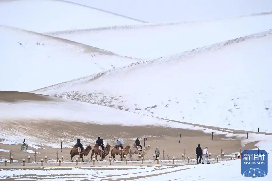 「中央媒体看甘肃」甘肃敦煌：雪润鸣沙 月泉如画