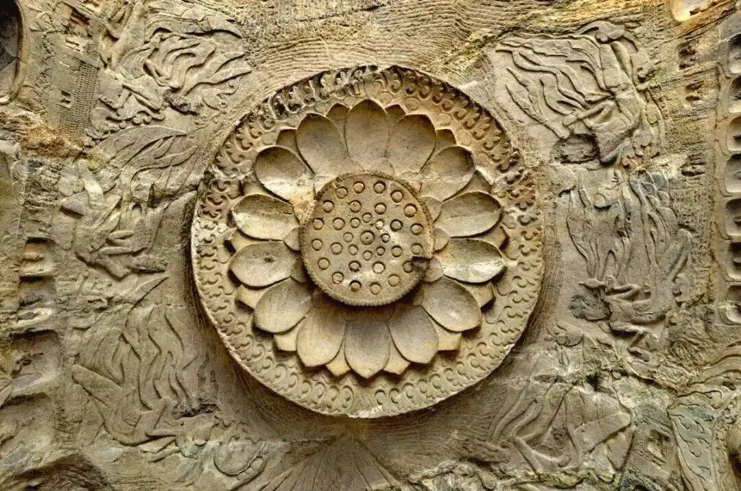 龙门石窟的造像为什么西山比东山多？