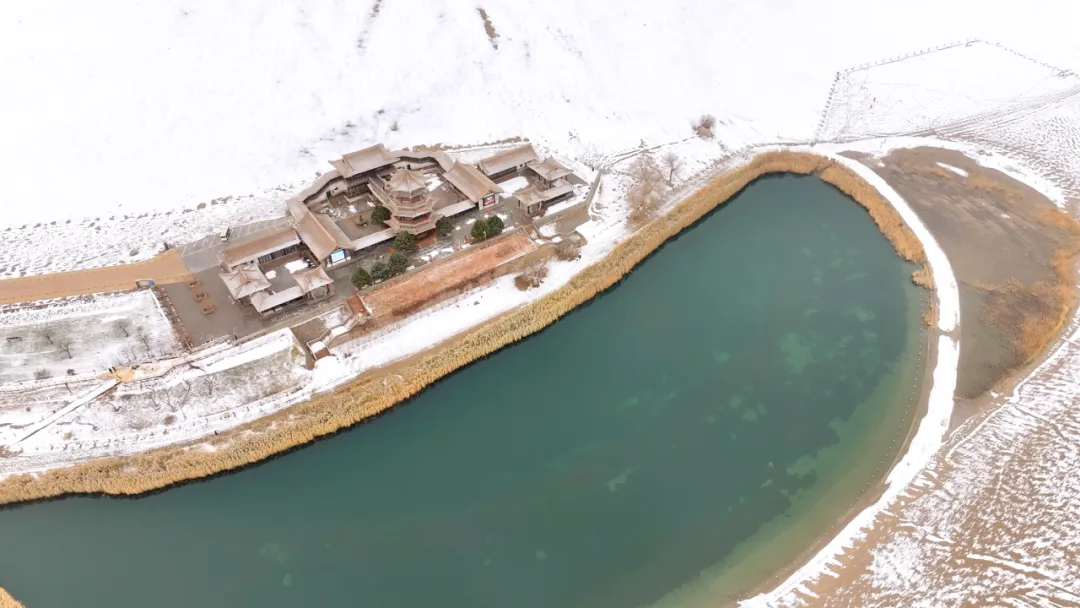 鸣沙山月牙泉迎来初雪！沙与雪的秘境私语，美到心醉