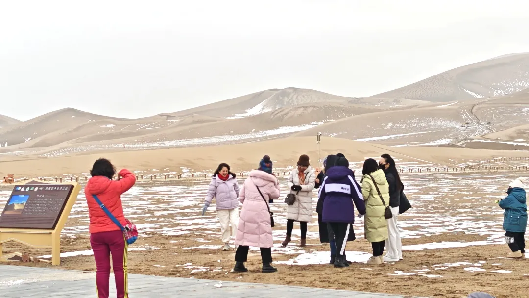 鸣沙山月牙泉迎来初雪！沙与雪的秘境私语，美到心醉