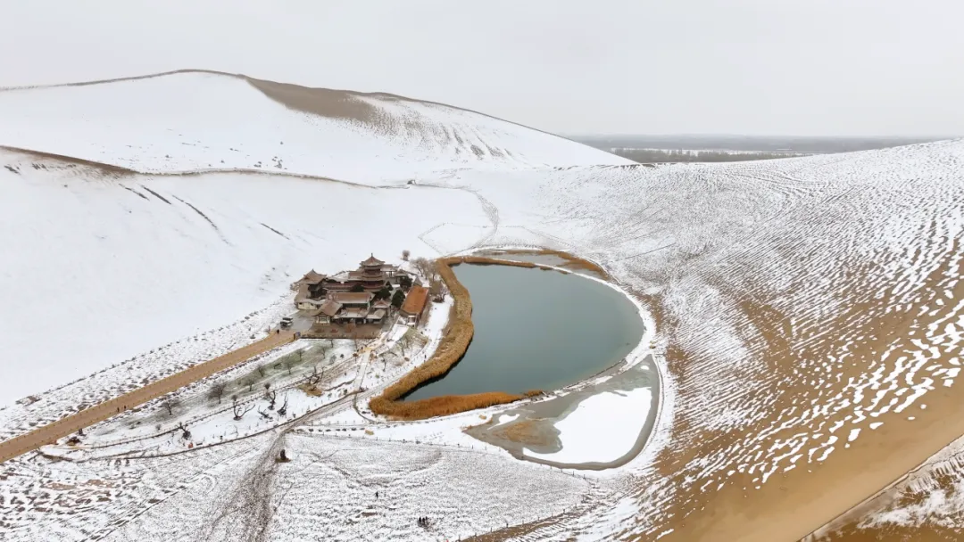 鸣沙山月牙泉迎来初雪！沙与雪的秘境私语，美到心醉