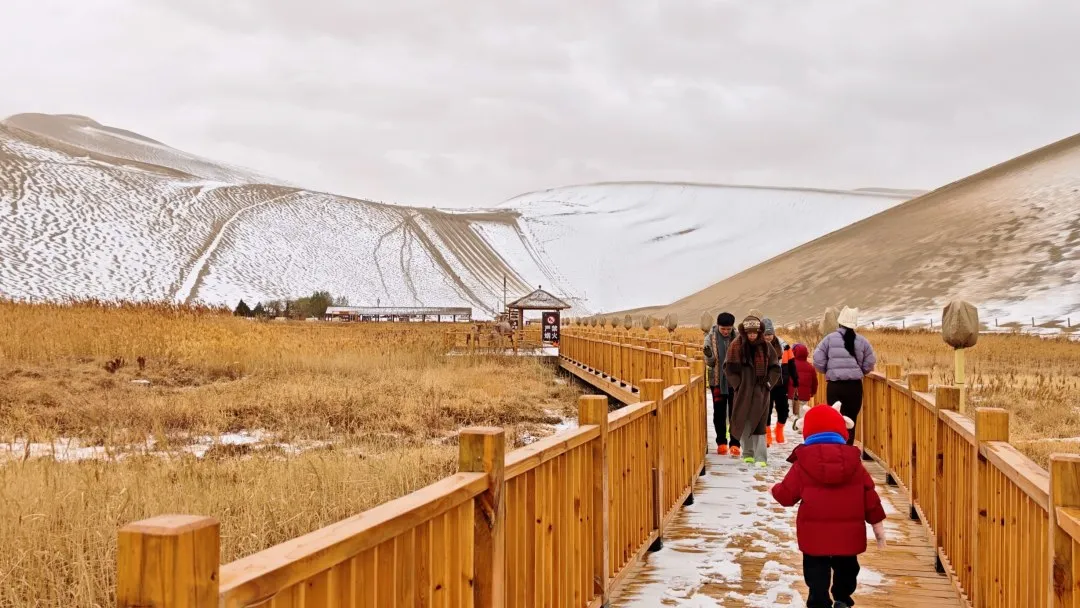 鸣沙山月牙泉迎来初雪！沙与雪的秘境私语，美到心醉