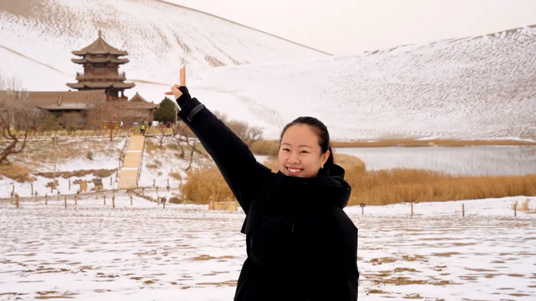 鸣沙山月牙泉迎来初雪！沙与雪的秘境私语，美到心醉