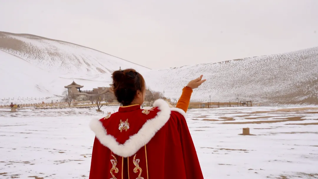 鸣沙山月牙泉迎来初雪！沙与雪的秘境私语，美到心醉
