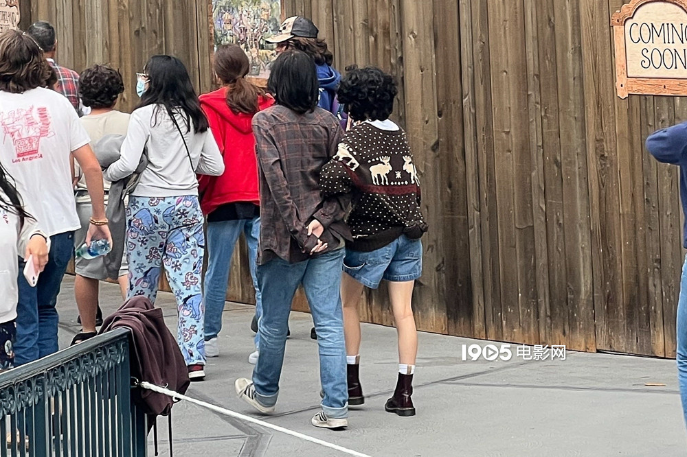 再婚家庭和睦!大本女儿与洛佩慈女儿牵手去游乐园