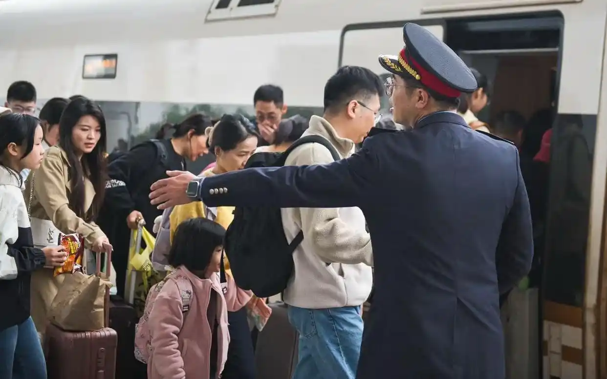 秋假期间，铁路部门在浙江地区发送旅客1137.7万人，同比增长22.1%