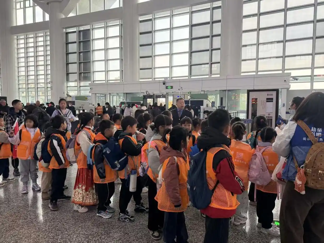 秋假期间，铁路部门在浙江地区发送旅客1137.7万人，同比增长22.1%