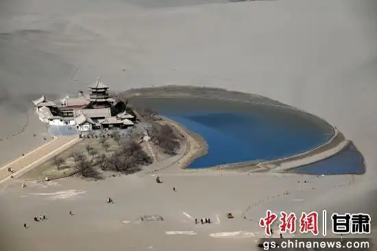 敦煌月牙泉“冰消泉开”