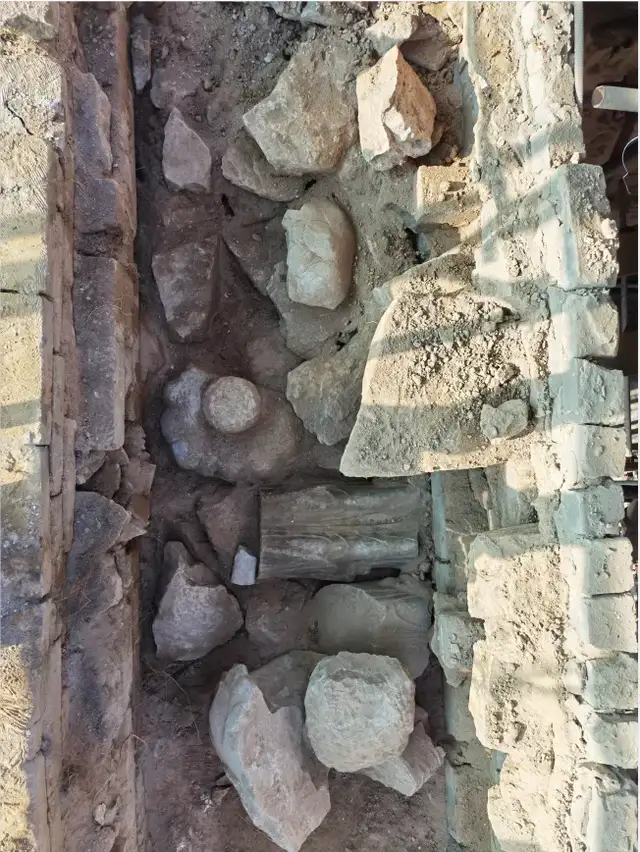 龙门石窟洞窟墙壁内首次发现石刻造像