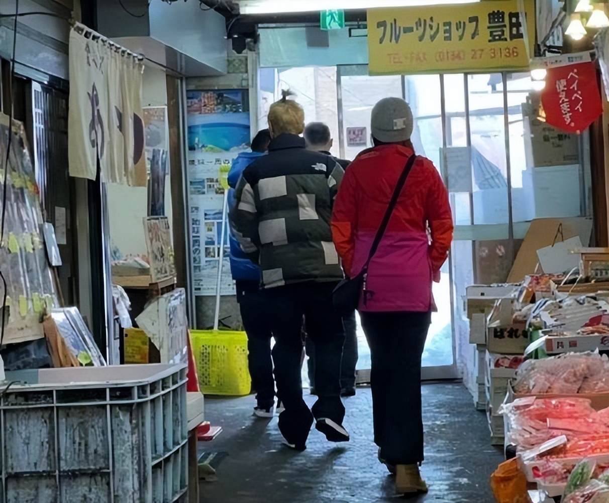 有娃了？医护曝关晓彤怀孕！与鹿晗奉子成婚，日本度假是蜜月旅行