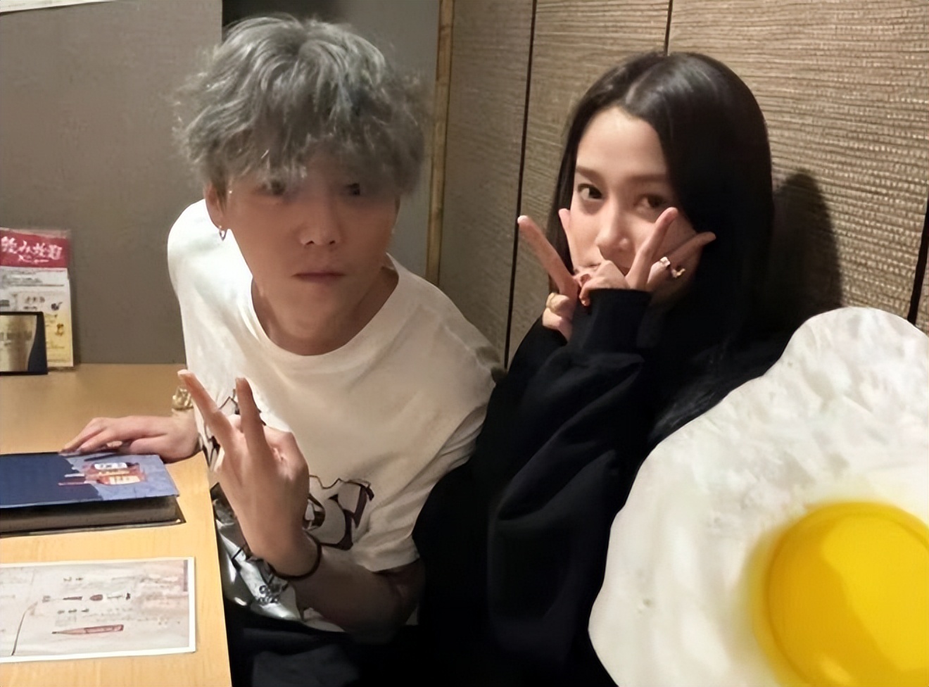 有娃了？医护曝关晓彤怀孕！与鹿晗奉子成婚，日本度假是蜜月旅行