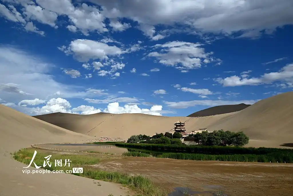 甘肃敦煌：大漠云景如画迎客来