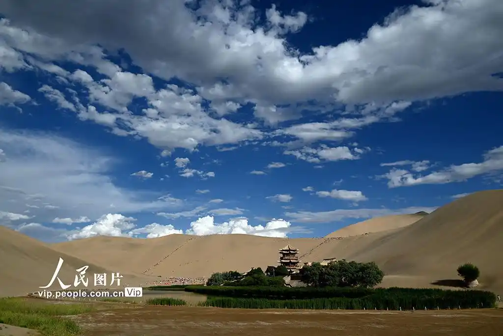 甘肃敦煌：大漠云景如画迎客来