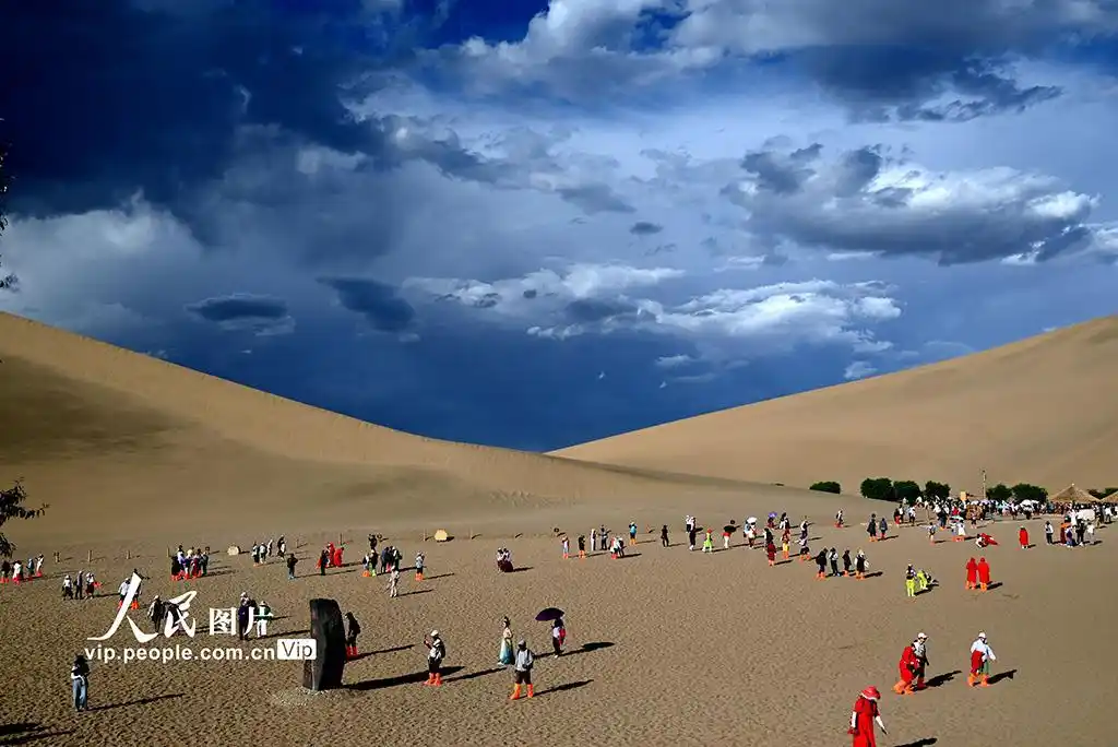 甘肃敦煌：大漠云景如画迎客来