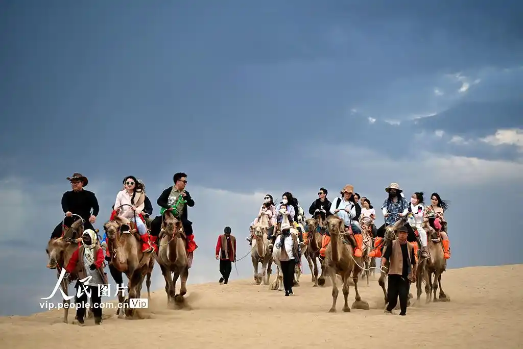 甘肃敦煌：大漠云景如画迎客来