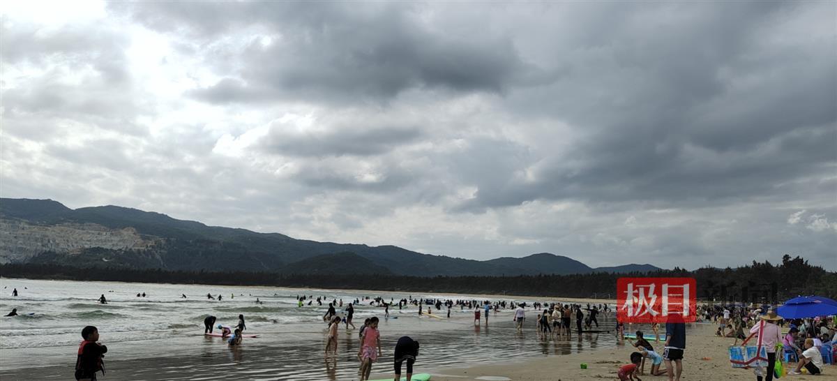 “三亚开始进入旺季了，之后酒店民宿会一天一个价”