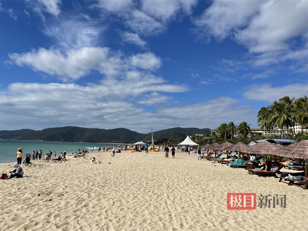 “三亚开始进入旺季了，之后酒店民宿会一天一个价”