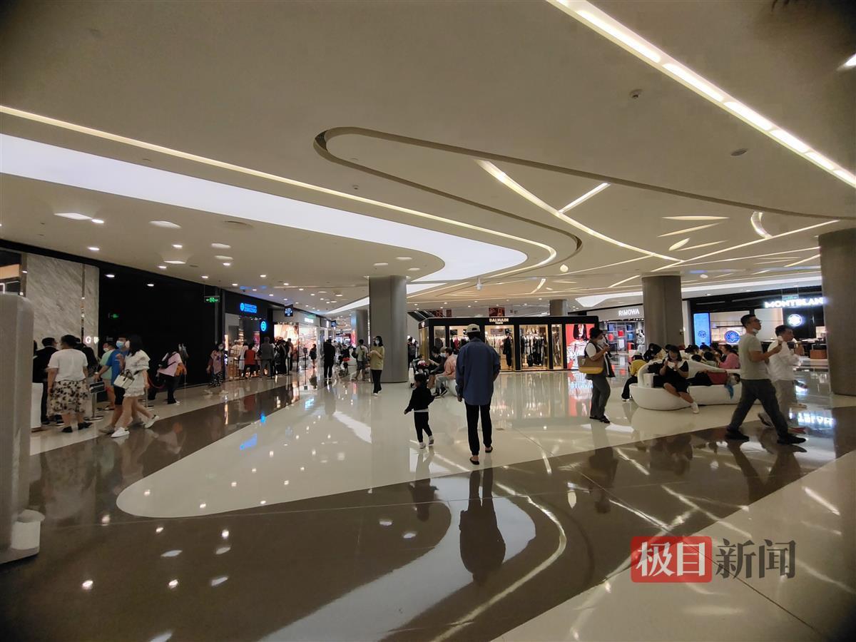 “三亚开始进入旺季了，之后酒店民宿会一天一个价”