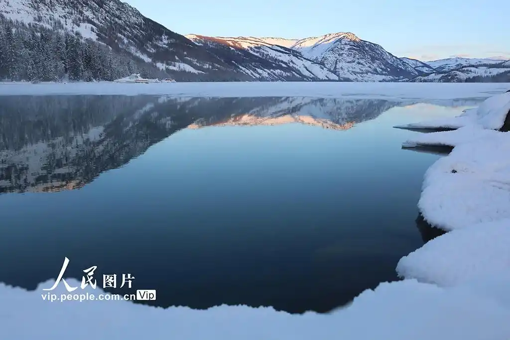新疆阿勒泰：雪后喀纳斯湖美如仙境