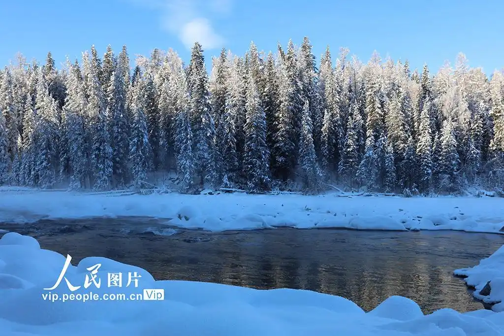 新疆阿勒泰：雪后喀纳斯湖美如仙境